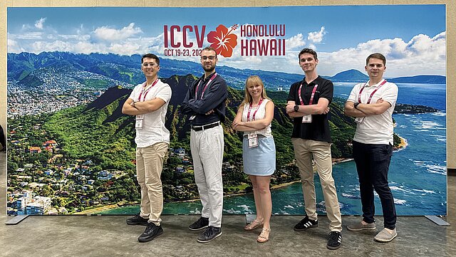 Zespół CDSI przed plakatem ICCV Honolulu Hawaii